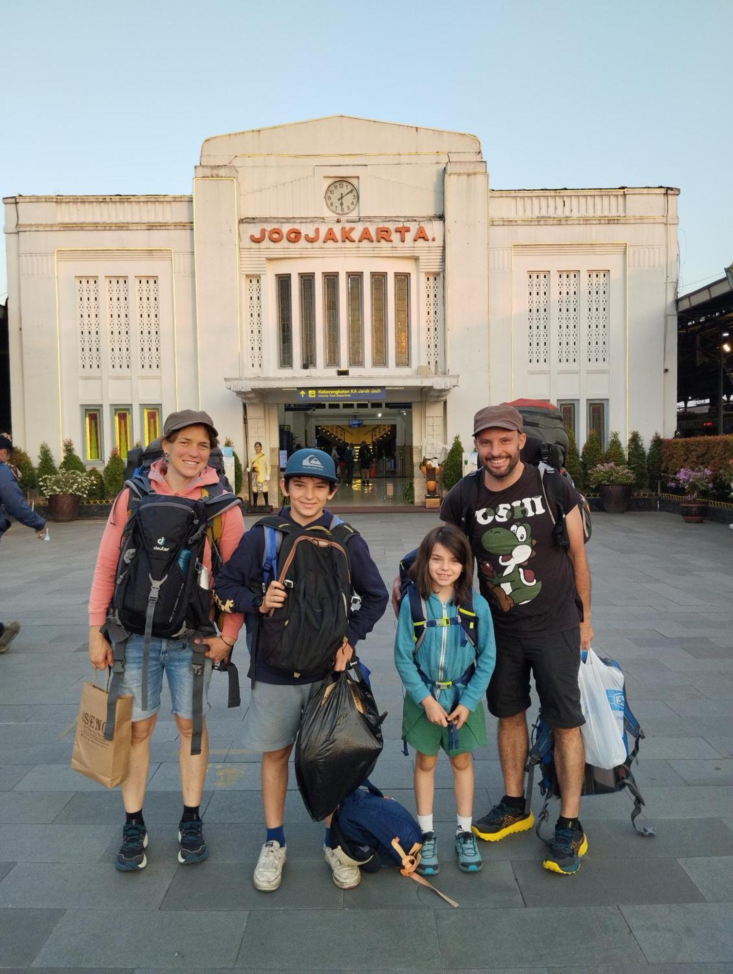 Rumah Ukhi Guest House Cebongan Экстерьер фото