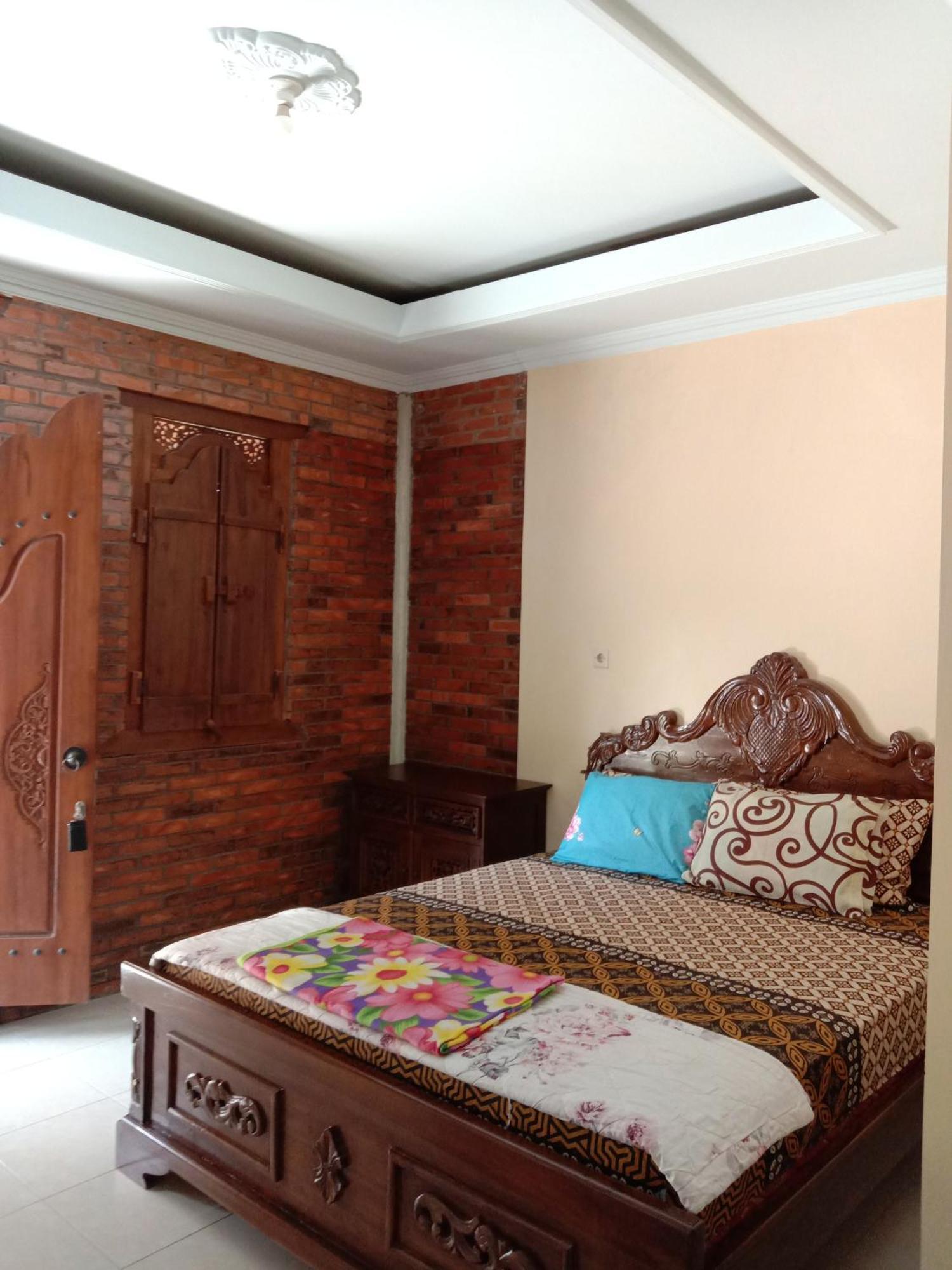 Rumah Ukhi Guest House Cebongan Экстерьер фото